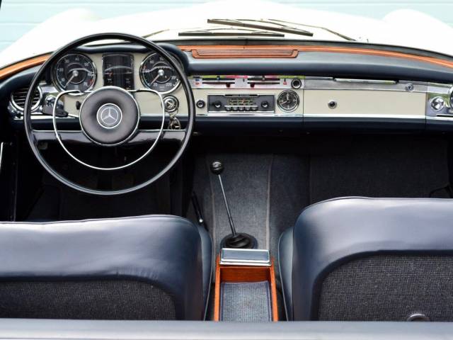 Mercedes-Benz 230 SL