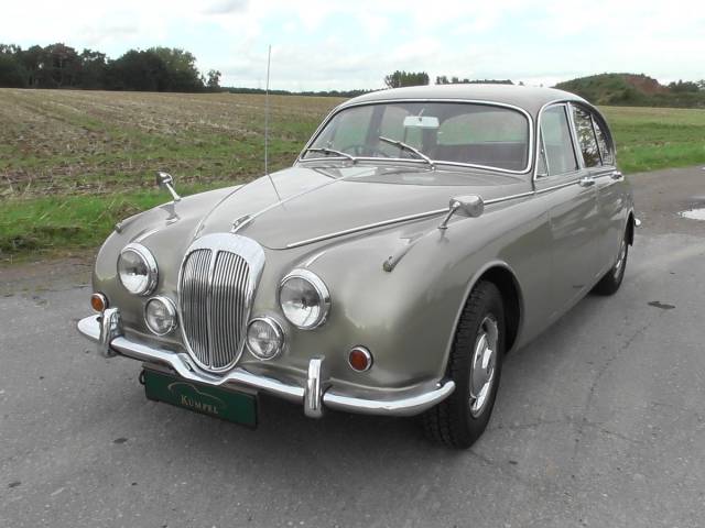 Daimler V8-250