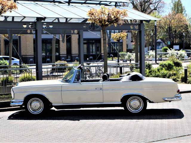 Mercedes-Benz 300 SE