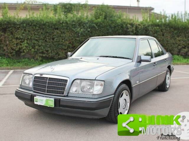 Imagen 1/9 de Mercedes-Benz E 200 (1994)