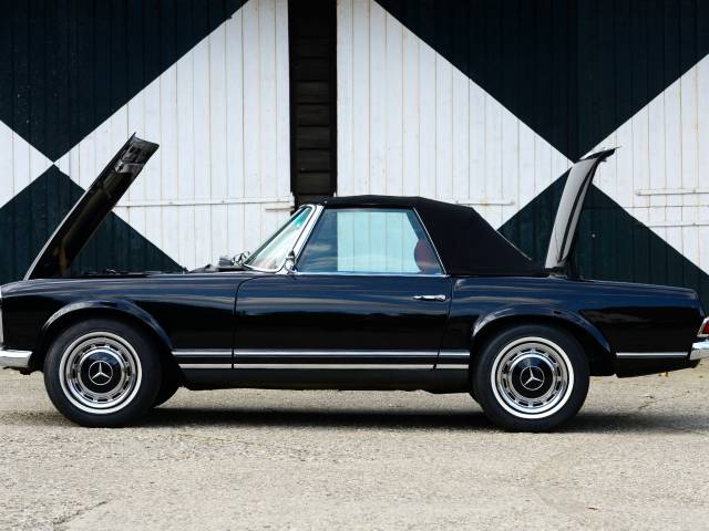 Mercedes-Benz 230 SL