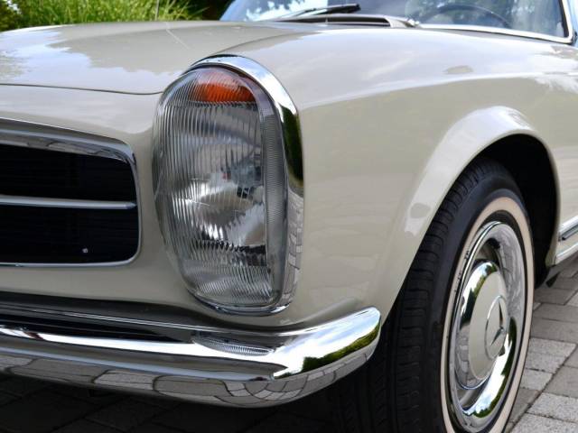 Mercedes-Benz 230 SL