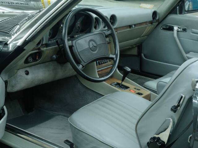 Mercedes-Benz 560 SL