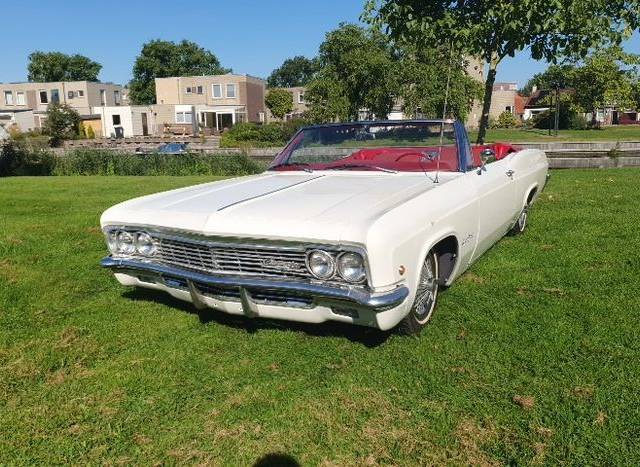 Image 1/9 of Chevrolet Impala Convertible (1966)