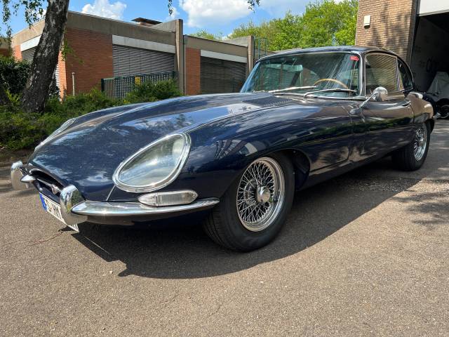 Image 1/17 of Jaguar E-Type (2+2) (1967)