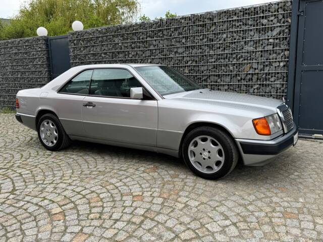 Bild 1/100 von Mercedes-Benz 300 CE (1992)