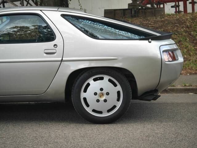 Porsche 928