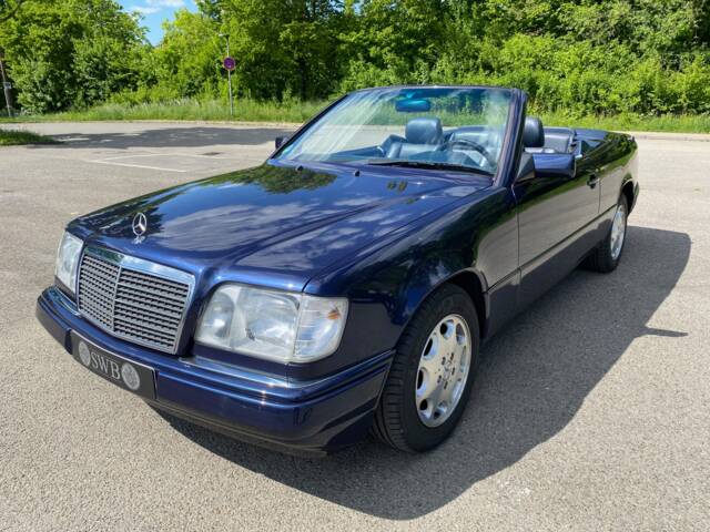 Immagine 1/31 di Mercedes-Benz E 220 (1994)
