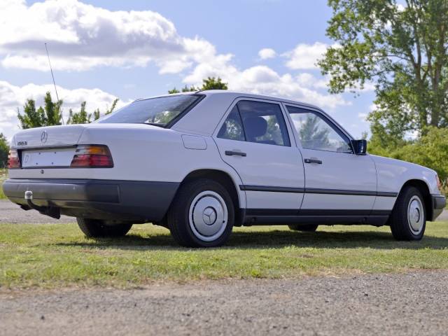 Mercedes-Benz 200 D