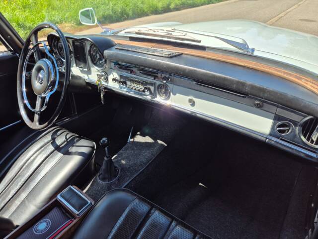 Mercedes-Benz 230 SL
