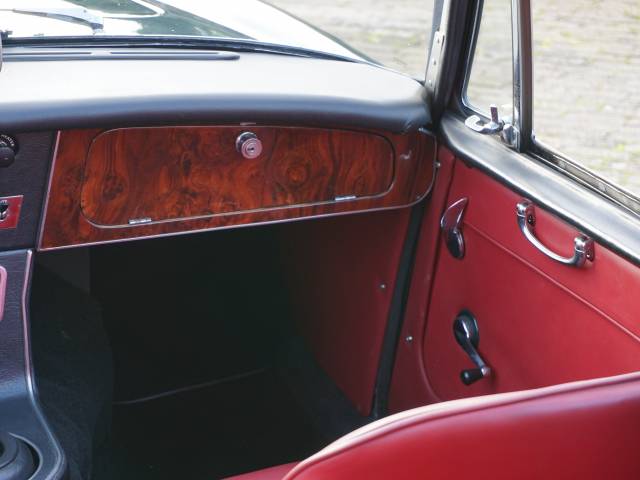 Austin-Healey 3000 Mk III (BJ8)