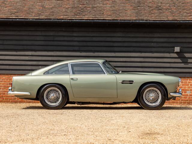 Aston Martin DB 4