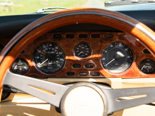 Aston Martin V8 Volante