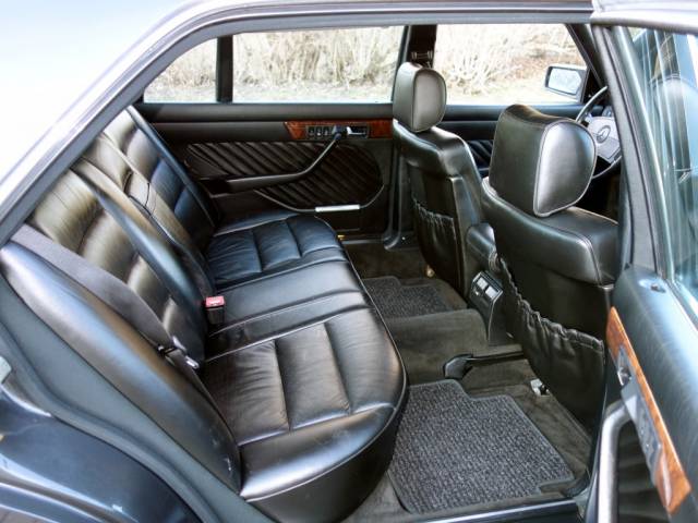 Mercedes-Benz 560 SEL