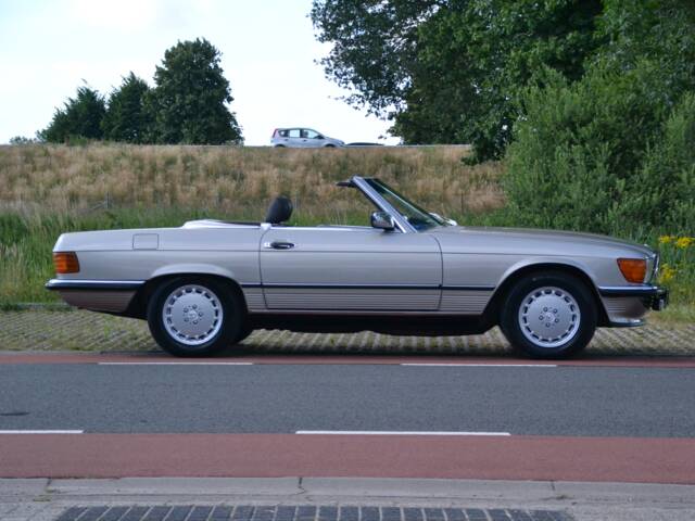 Mercedes-Benz 560 SL