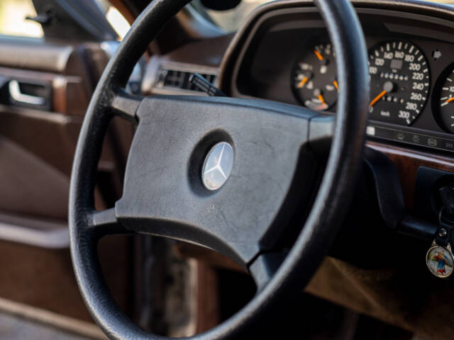 Mercedes-Benz 560 SEC