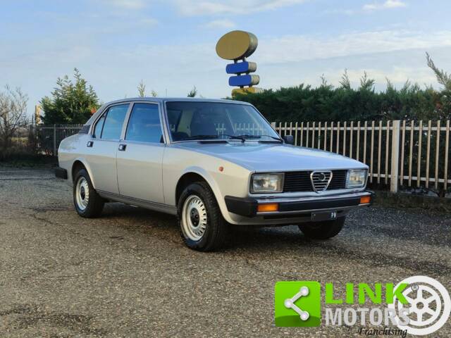Image 1/10 de Alfa Romeo Alfetta 2.0 L (1980)