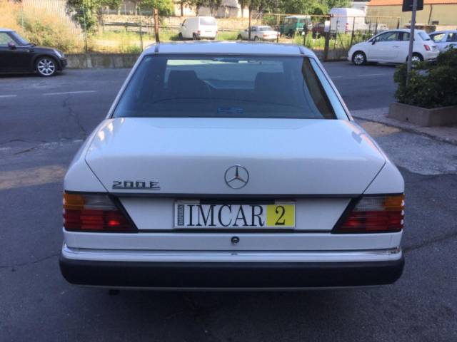 Mercedes-Benz 200 E