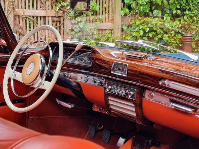 Mercedes-Benz 220 SE