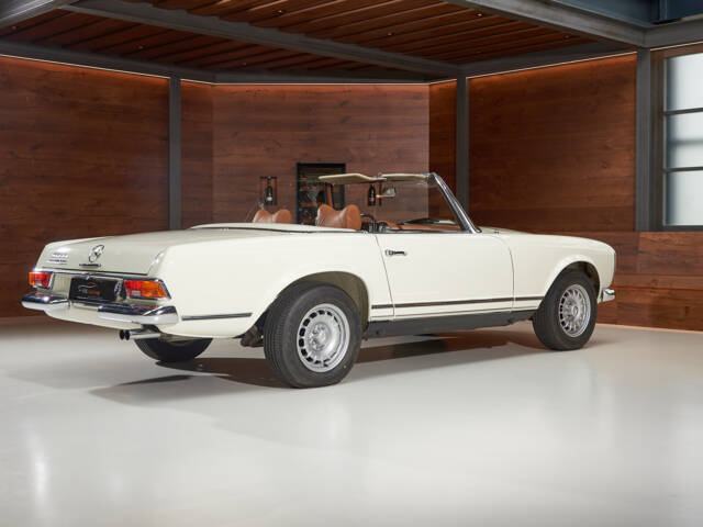 Mercedes-Benz 230 SL