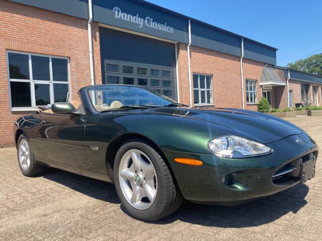 Image 1/33 of Jaguar XK8 4.0 (1997)