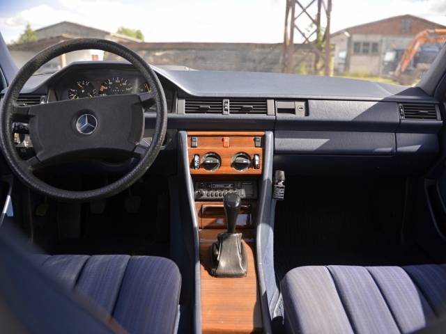 Mercedes-Benz 200 D