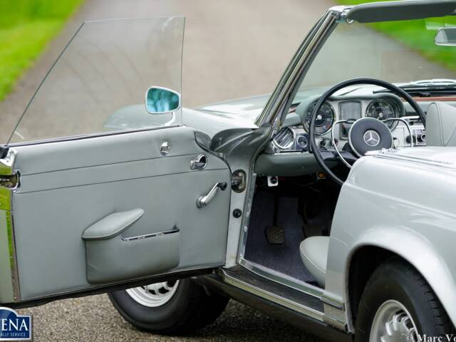 Mercedes-Benz 230 SL