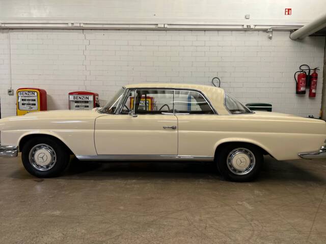 Imagen 1/15 de Mercedes-Benz 220 SE b (1965)