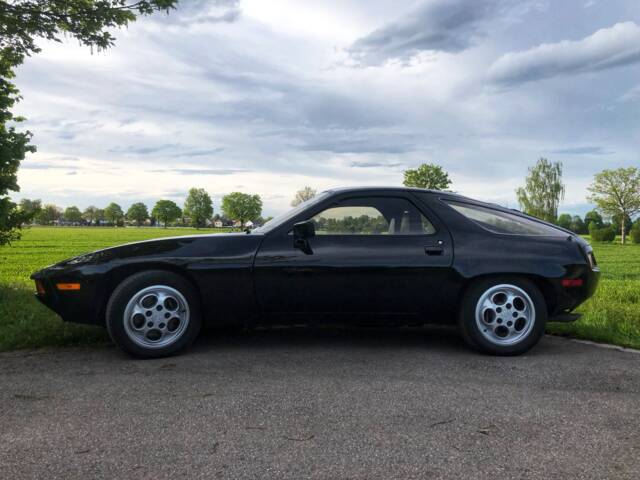 Porsche 928