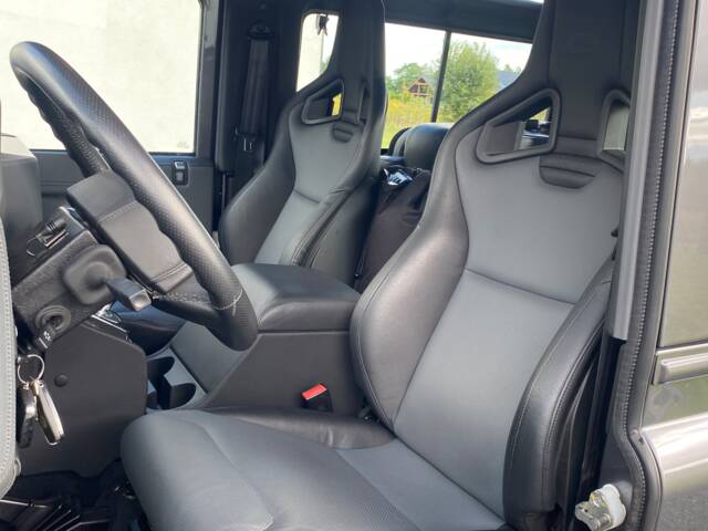 Land Rover Defender 90 Works V8 "70th Edition"