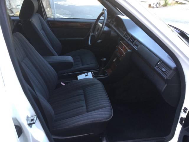 Mercedes-Benz 200 E