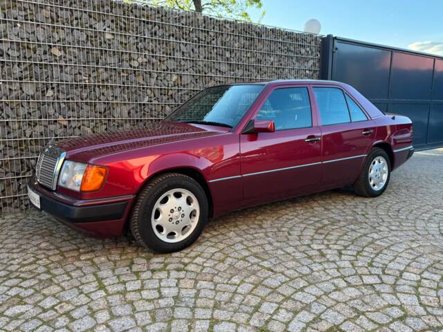 Bild 1/75 von Mercedes-Benz 230 E (1992)