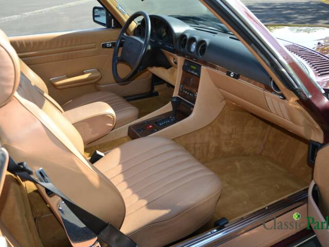 Mercedes-Benz 560 SL