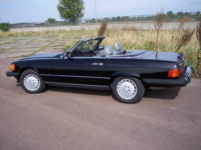 Mercedes-Benz 560 SL