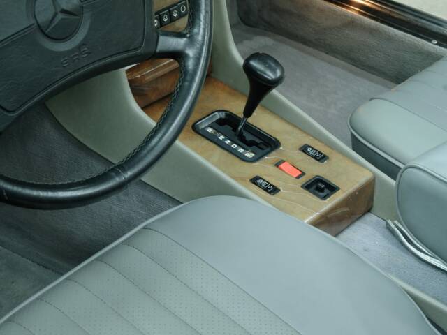 Mercedes-Benz 560 SL