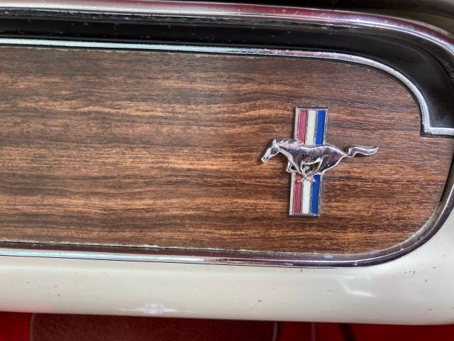 Ford Mustang 289 - Ford Mustang 65 Fastback. Détails planche de bord avec symbole Mustang.