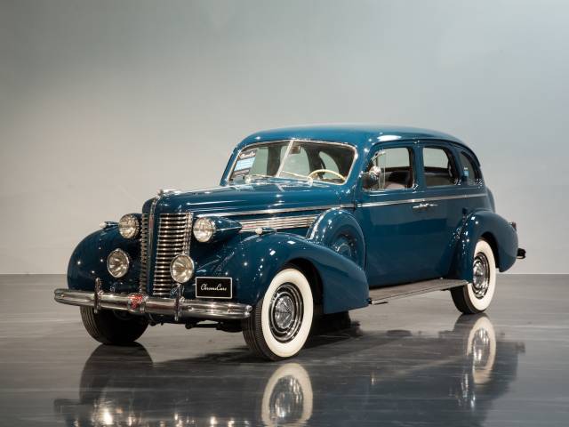 Image 1/11 of Buick Roadmaster (1938)