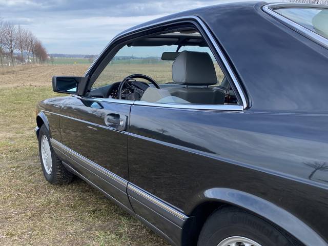 Mercedes-Benz 560 SEC - Die tolle Seitenlinie bei geöffneten Fenstern.