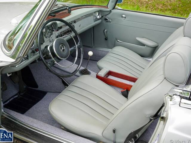 Mercedes-Benz 230 SL