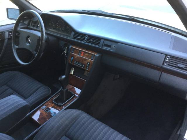 Mercedes-Benz 200 E