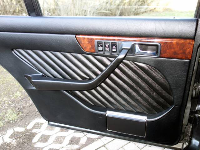 Mercedes-Benz 560 SEL