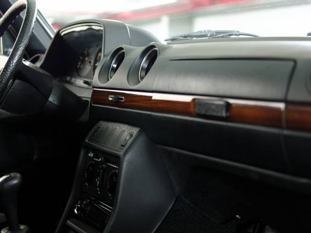 Mercedes-Benz 300 D