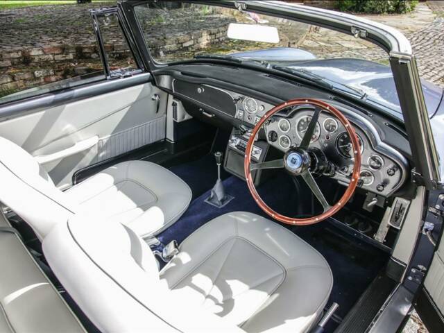 Aston Martin DB 6 Volante