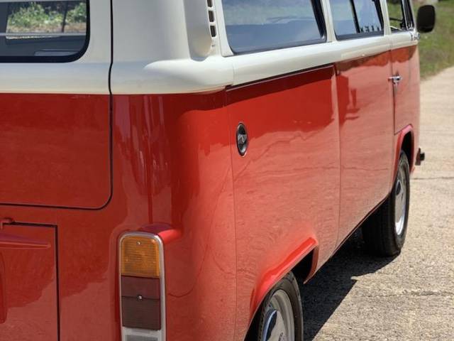 Volkswagen T2b minibus