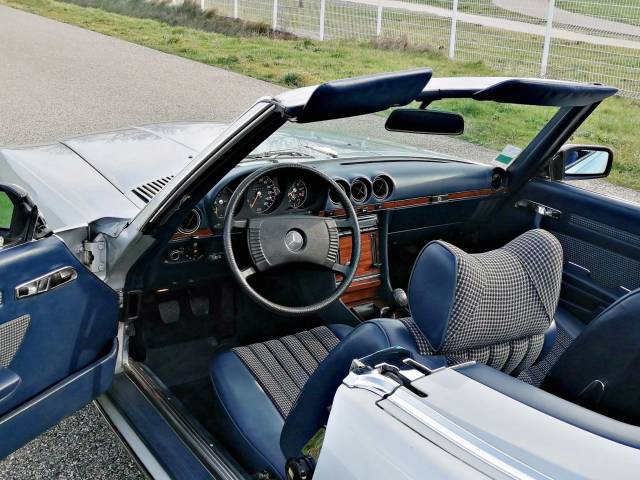 Mercedes-Benz 280 SL - Mercedes-Benz 280 SL intérieur