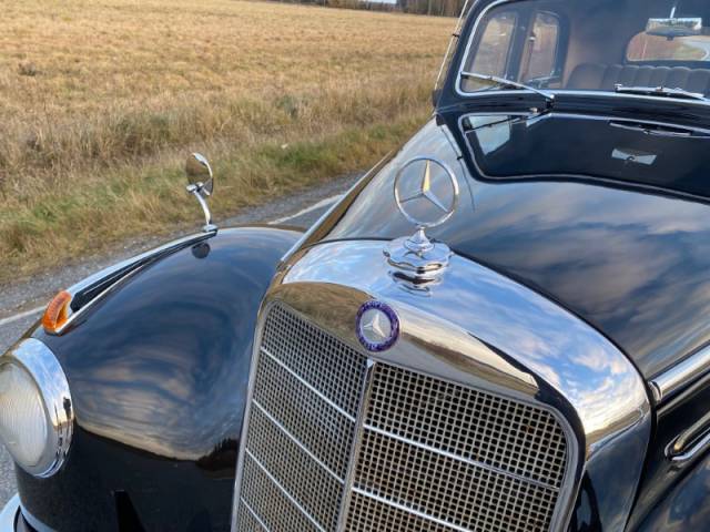 Mercedes-Benz 220