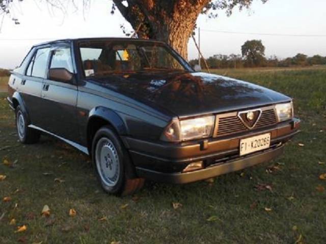 Image 1/16 de Alfa Romeo 75 2.0 Twin Spark (1988)