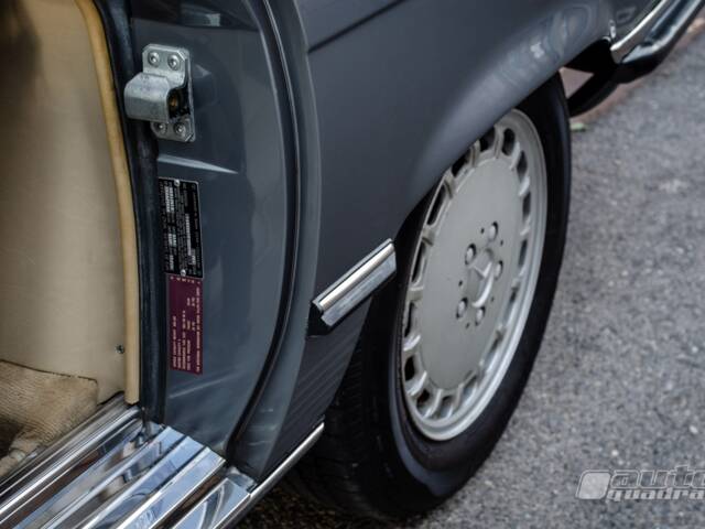 Mercedes-Benz 560 SL