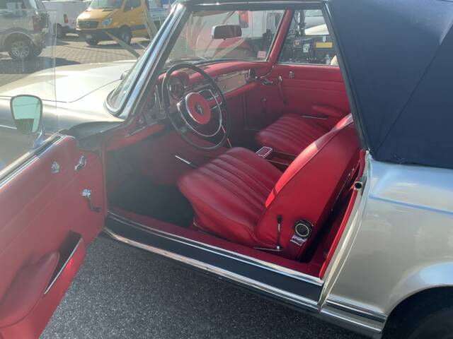 Mercedes-Benz 230 SL