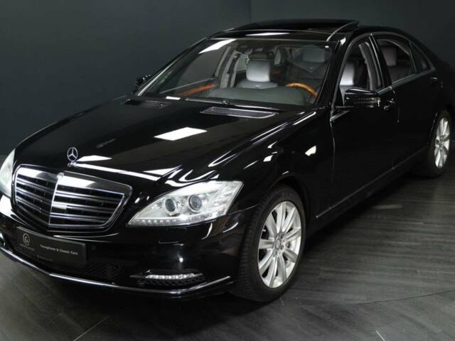 Image 1/30 of Mercedes-Benz S 600 L (2010)